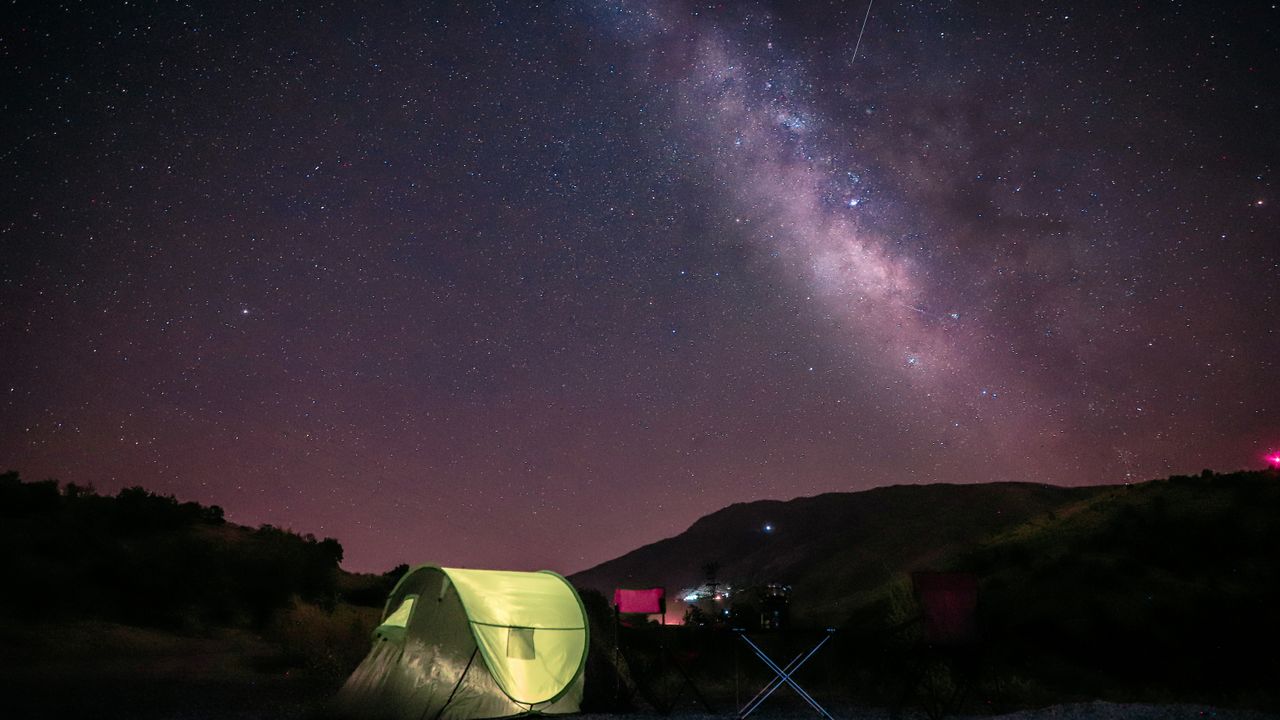 Barracas montadas em acampamento de alta montanha com montanhas ao fundo