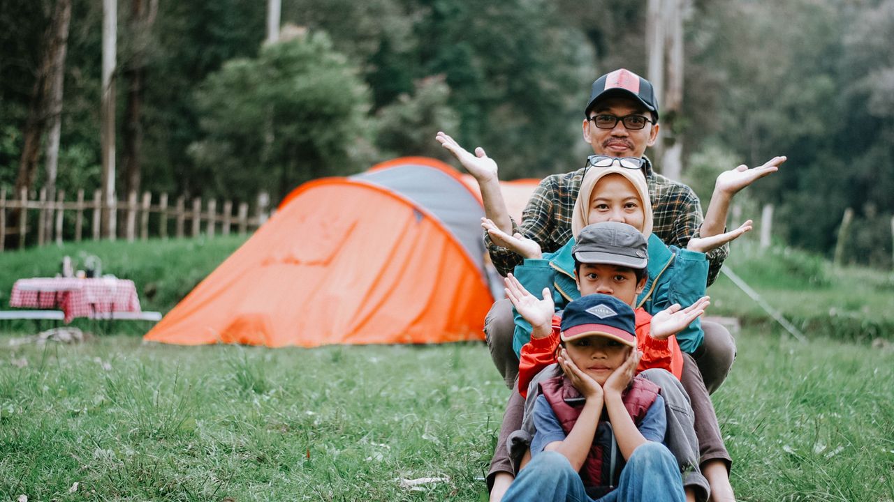 Barracas para 4 pessoas montadas em área de camping arborizada, com avanço e equipamentos