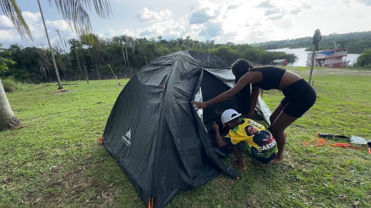 Barraca de camping montada e testada sob tempestade