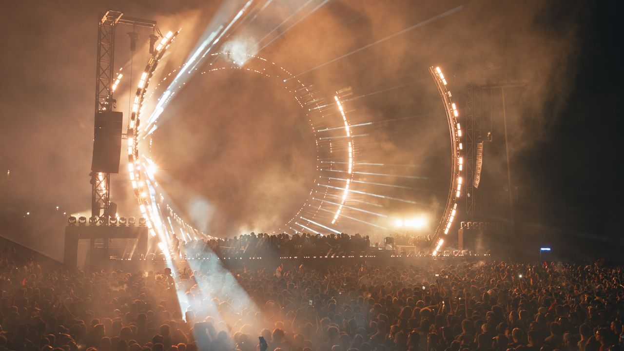 Público de festival de música ao ar livre à noite