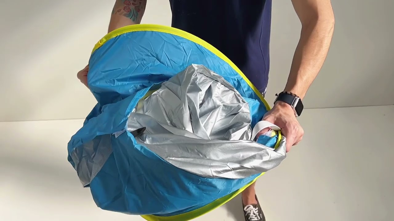 Demonstração de como dobrar uma tenda de praia infantil do tipo pop-up