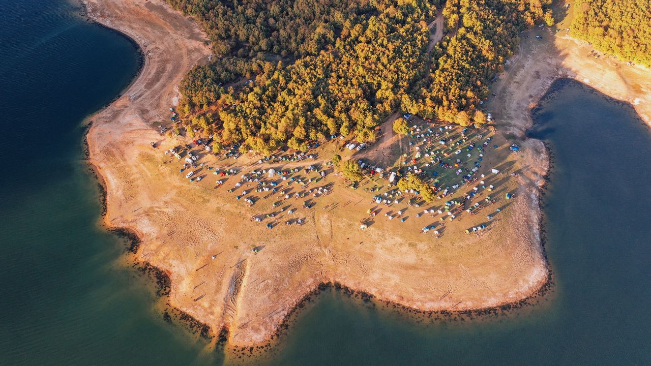 Barracas montadas em acampamento na beira da praia