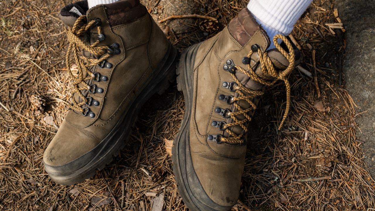 Botas de trilha em um caminho de terra na floresta