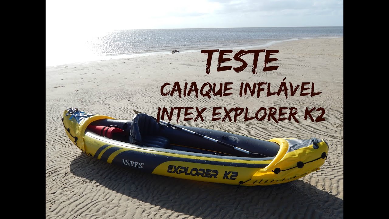 Teste de um caiaque inflável duplo em um lago