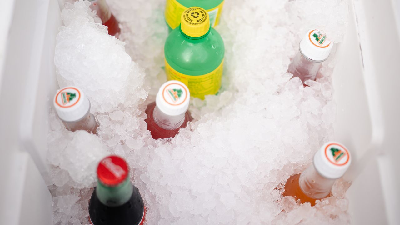 Bebidas geladas com gelo dentro de uma caixa térmica
