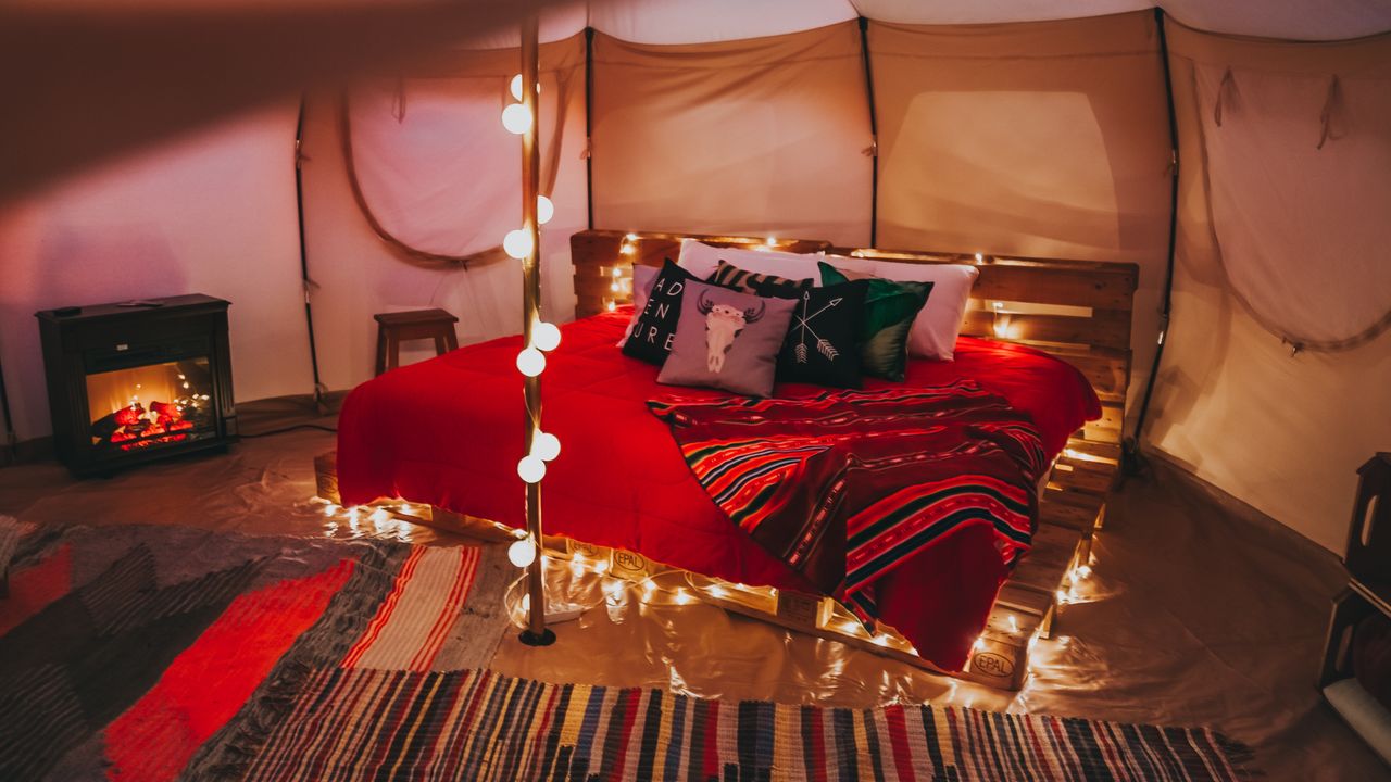 Cama de campanha montada dentro de uma barraca de camping