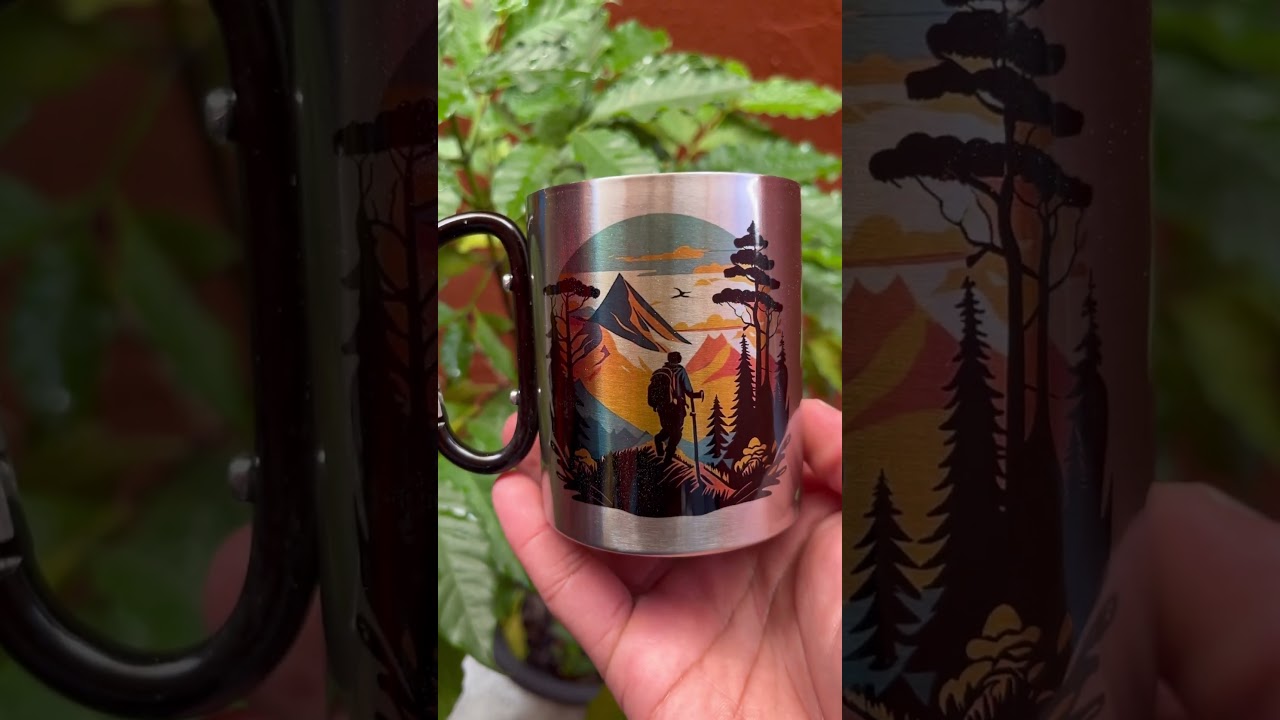 Caneca de inox com mosquetão para trilhar e acampar