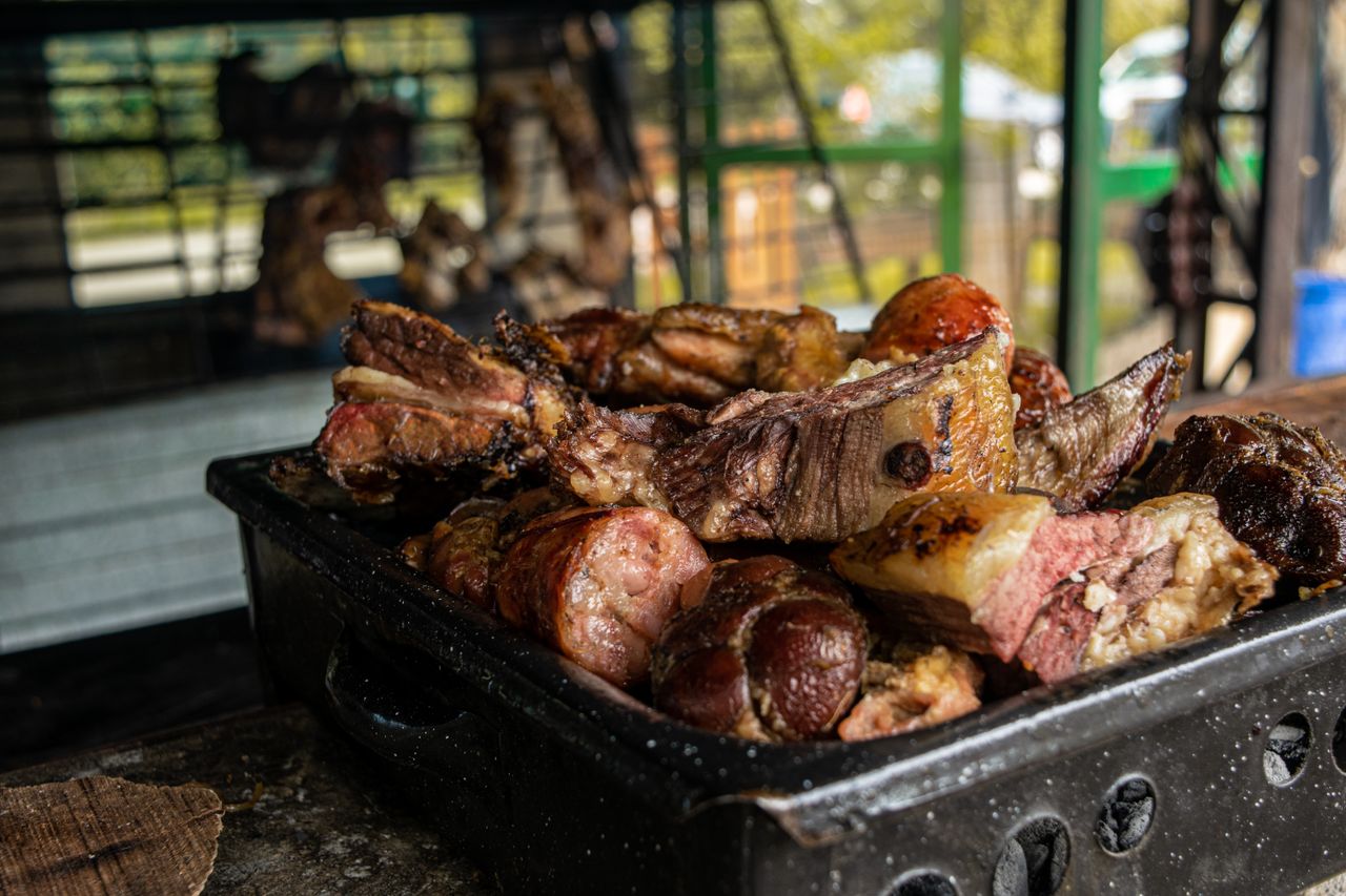 Carnes e linguiças grelhadas na churrasqueira