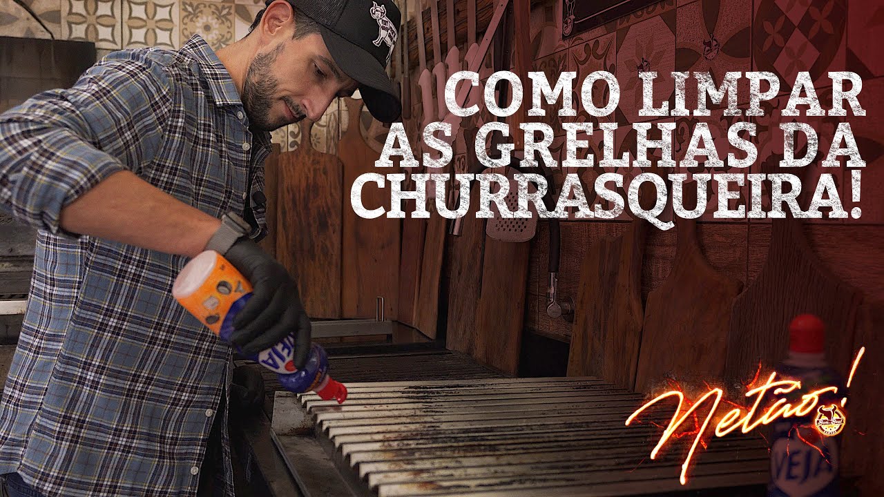Grelha de churrasqueira sendo limpa com escova após o churrasco