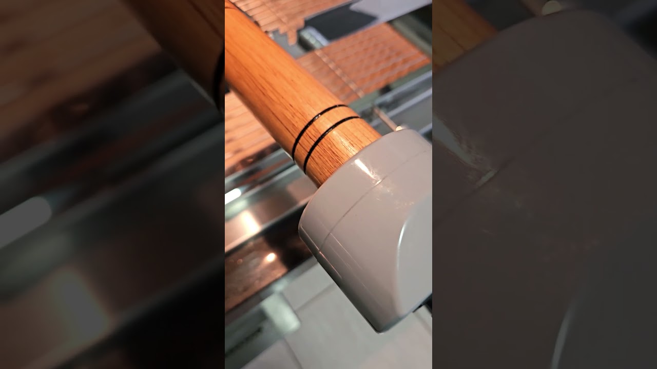 Espeto giratório elétrico de inox em funcionamento na churrasqueira