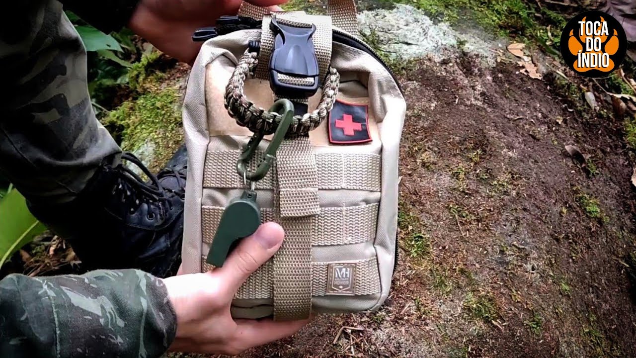 Vídeo mostrando um kit de sobrevivência com pederneira e apito no mato