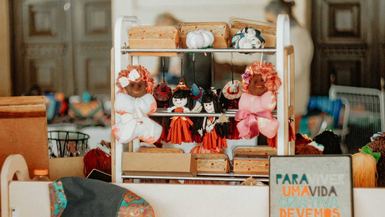 Bancas de feira de artesanato com produtos feitos à mão expostos