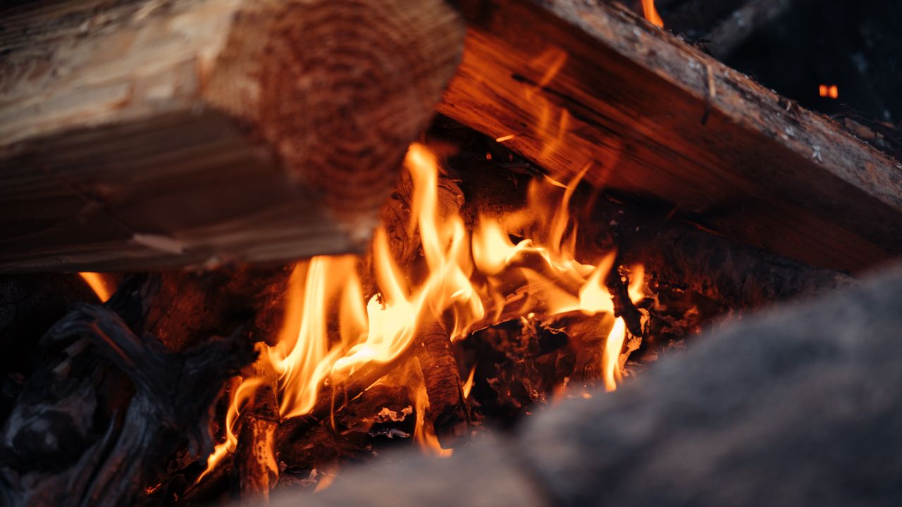 Fogo de lenha queimando com chamas altas
