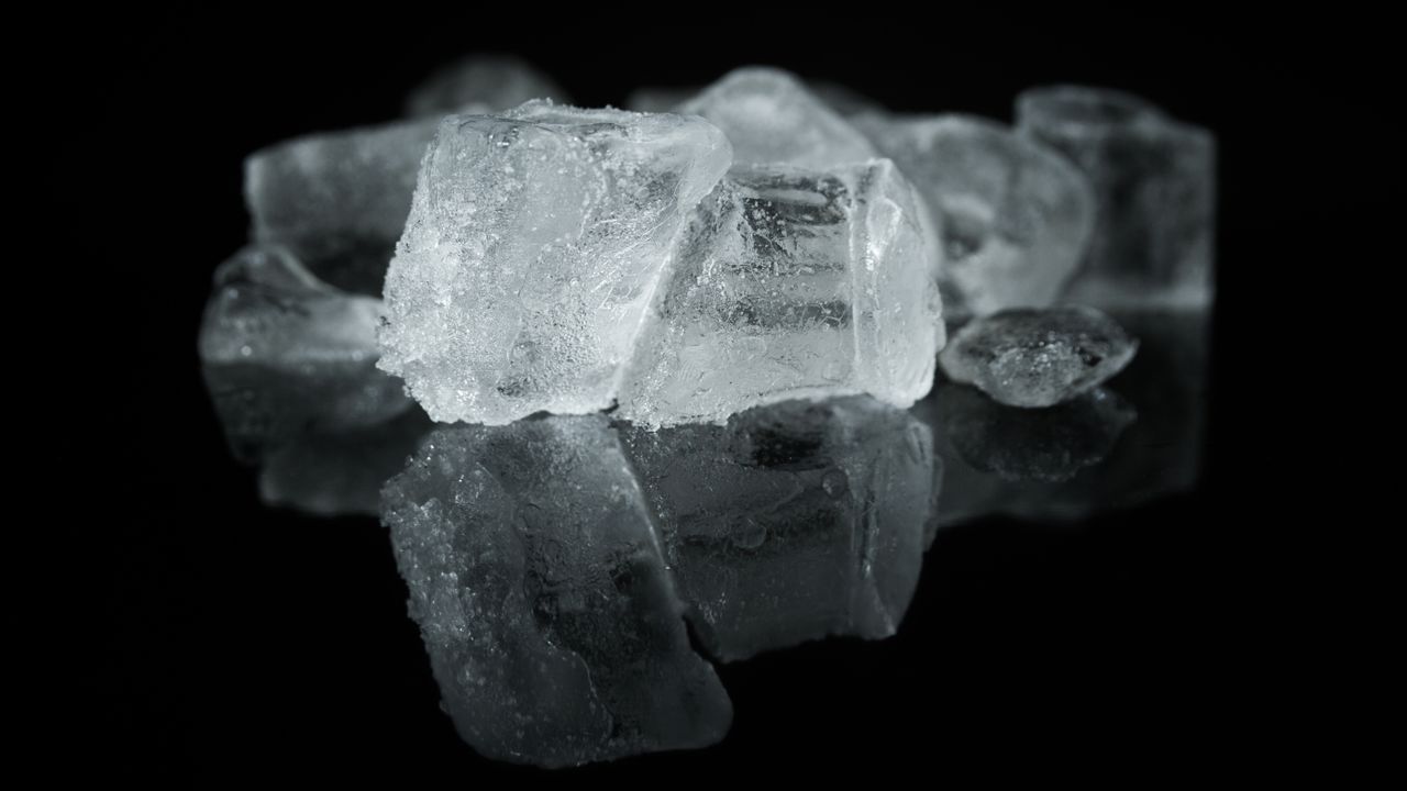 Cubos de gelo sobre superfície escura