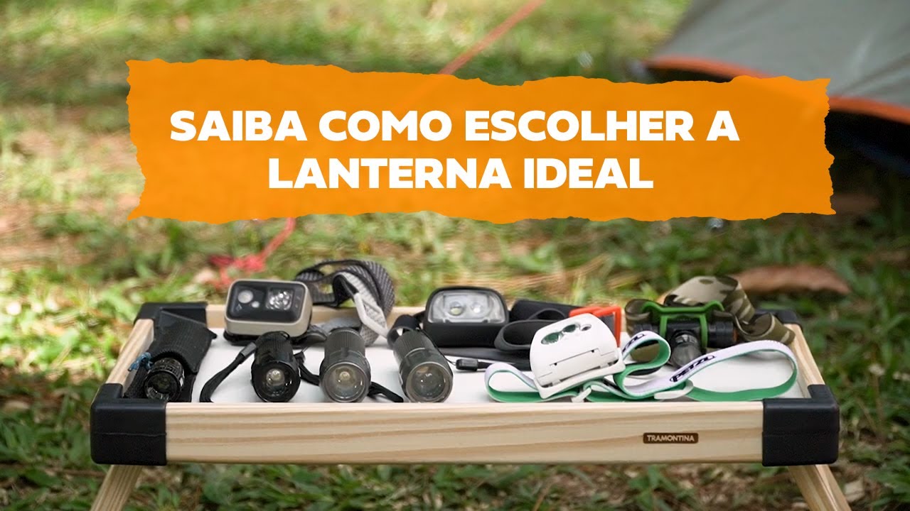 Praticante de trekking usando lanterna de cabeça durante caminhada noturna em trilha