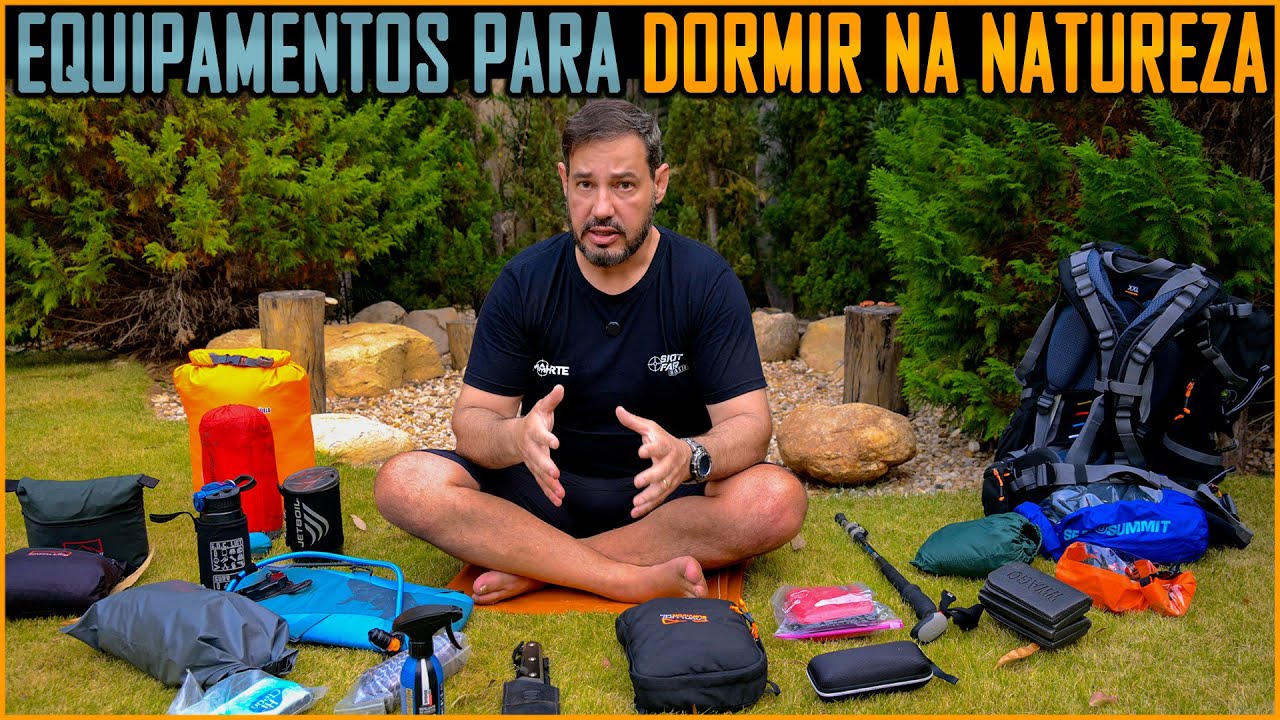 Mochila de acampamento sendo organizada para um fim de semana na natureza