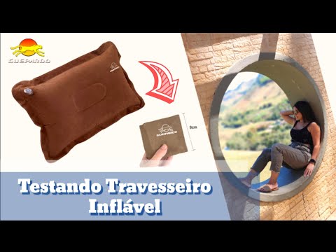 Teste de travesseiro inflável em acampamento